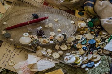 viele knoepfe in haus