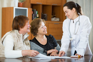 Obraz premium Female therapeutist consulting senior patients in clinic