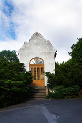 Obraz premium Calvary Chapel in front of Church of Saint Lawrence, Prague