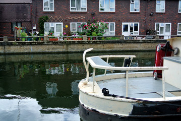Fototapeta na wymiar boat on the canal London