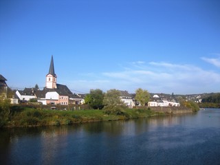 Obraz premium Schifffahrt auf der Mosel von Greevenmacher nach Bernkastel