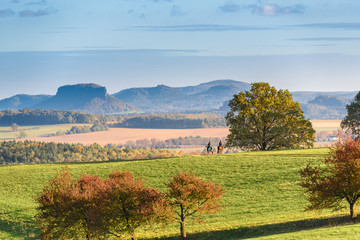 Schönfelder Hochland - Reiter mit Blick auf die Sächsische Schweiz