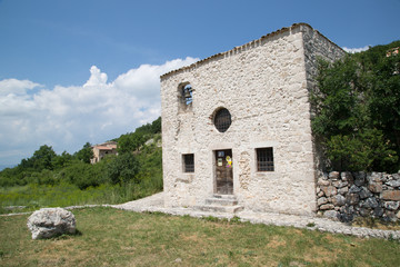 Anticha chiesa restaurata in un villaggio di montagna abbandonato, Centro Italia 