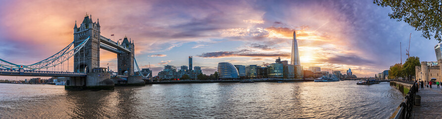 Naklejka premium Panoramę Londynu: od Tower Bridge do Tower o zachodzie słońca