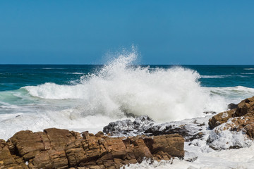 Fototapeta na wymiar Waves breaking on shore