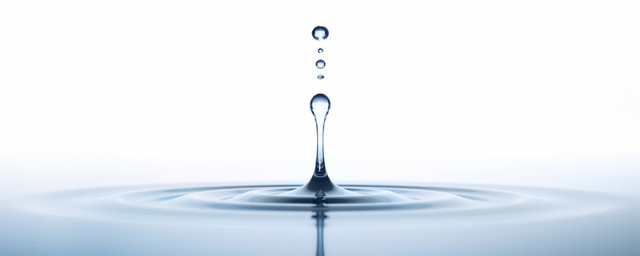 Wassertropfen vor hellem Hintergrund