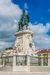 Fototapeta premium Joseph der I. von Portugal, Reiterstatue vor dem Triumphbogen im Zentrum von Lissabon