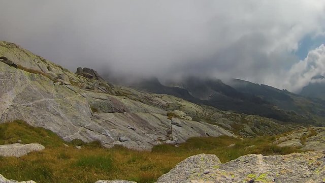 Tima lapse cielo in alta montagna sulle alpi