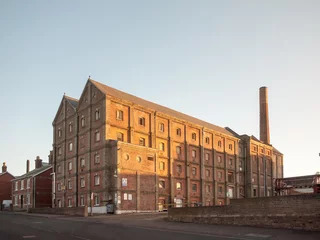Fototapeten Verlassene Gebäude old malt factory building in mistley essex outside  © Callum