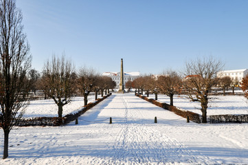 Naklejka premium Spuren im Schnee, Obelisk am Circus in Pubus auf Rügen 