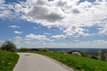 Aussicht, Bergstraße auf den Kulm in der Oststeiermark