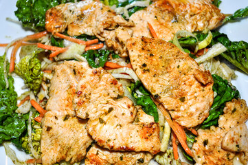 Salat mit Kernöl und gerillten Putenstreifen