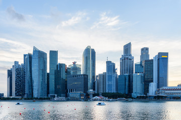 Fototapeta premium Malownicza panorama Singapuru. Widok na centrum miasta z drapaczami chmur