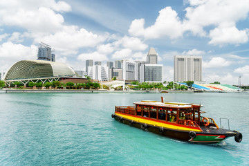 Traditionelles Touristenboot entlang der Marina Bay, Singapur