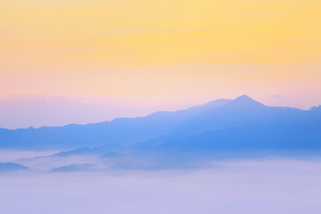 Obraz premium Sunshine and clouds on the morning mist At Phu Lang Ka, Phayao, Thailand