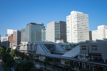Obraz na płótnie Canvas 大崎駅のホームと大崎駅前のオフィス街の風景