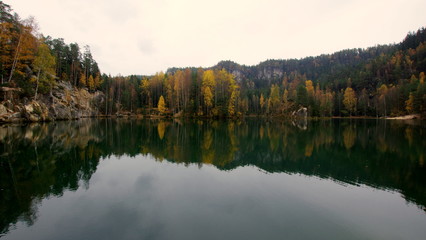 Piękne górskie jezioro przy wejściu do Skalnego Miasta w czeskim Adelsbach z jesiennymi kolorami...
