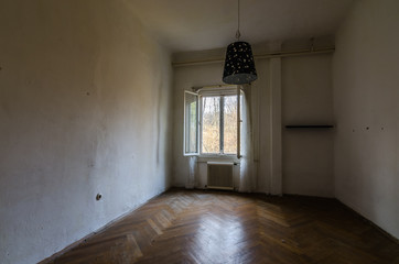 leeres zimmer mit fenster und lampe