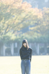 公園で陽射しを浴びる女性