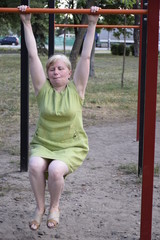 Fototapeta premium женщина на спортивной площадке