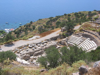 Antico anfiteatro sul mare a  Milo nelle isole Cicladi in Grecia.