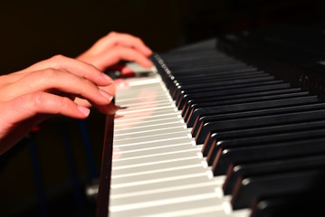 Obraz premium Piano lessons in a school: detail on hands.