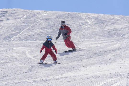 Papa und Sohn beim Skifahren