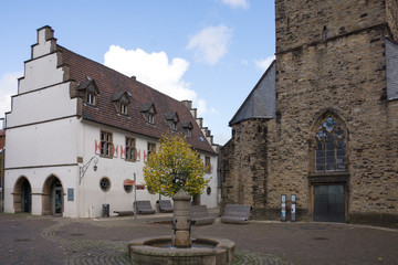 Fototapeta premium Ruhrtalmuseum (Altes Rathaus) und St.-Viktor-Kirche in Schwerte, Nordrhein-Westfalen
