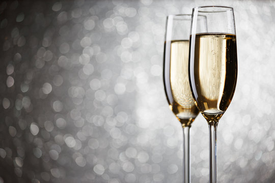 Festive picture of two wine glasses with sparkling champagne