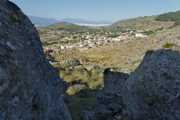 Fototapeta na wymiar Cadalso de los Vidrios y Sierra de Gredos.