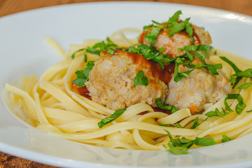 Мясные шарики с макаронами и томатным соусом.