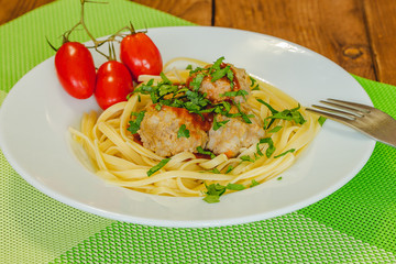 Мясные котлеты с пастой на обед.