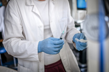 infermiere esegue un prelievo di sangue per analisi mediche