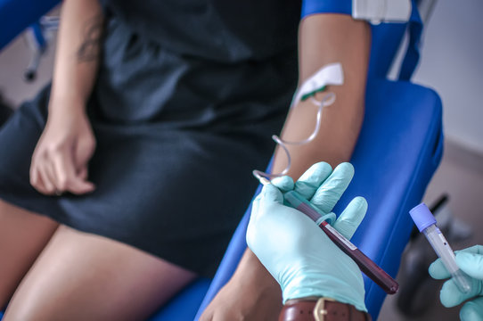 infermiere esegue un prelievo di sangue per analisi mediche