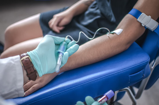 infermiere esegue un prelievo di sangue per analisi mediche