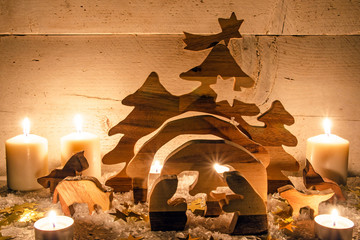 Frohe Weihnachten, Handwerkskunst aus Holz: Rustikale, gemütliche Weihnachtskrippe mit Kerzenlicht...