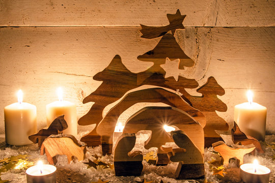 Frohe Weihnachten, Handwerkskunst aus Holz: Rustikale, gem&uuml;tliche Weihnachtskrippe mit Kerzenlicht und Schnee :)