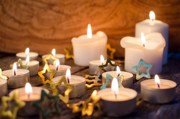 Obraz na płótnie Canvas Fröhliche Weihnachten, Besinnlichkeit, Feier, Freude: gemütliches Kerzenlicht mit Goldsternchen :)