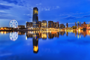 Fototapeta premium Me Docklands Wheel side sunset