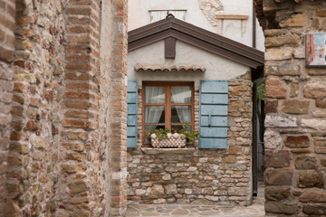 Fenster in mediteraner Altstadt
