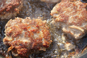 Gebratene Frikadellen in Fett