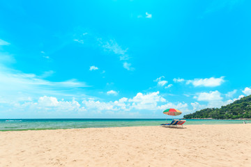 Fototapeta premium Ka-ron Beach at Phuket , Thailand. White sand beach with beach umbrella. Summer, Travel, Vacation and Holiday concept.