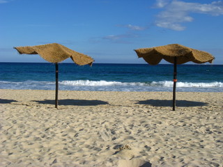 Sonnenschirme am Strand
