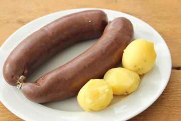 Bouddingwurst mit Pellkartoffeln