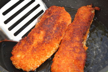 Gebratenes Fischfilet mit Pfannenwender