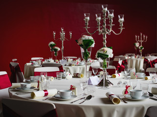 Hochzeitstisch in roten Farben