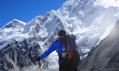 Foto op Plexiglas Trekker die aan de voorkant van de Pumori-berg staat, Everest Base Camp Trek, Nepal © natanaelginting