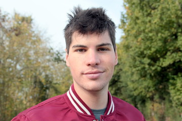 portrait homme de 25 ans, en extérieur