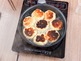 the process of chef cooking pan-fried bun
