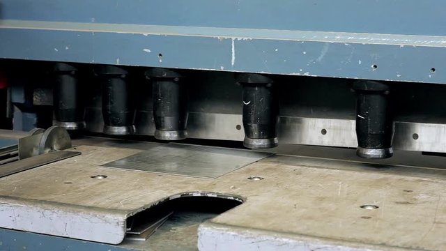 cutting sheet metal in large hydraulic guillotine shears